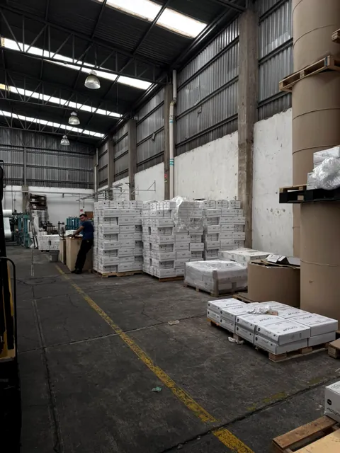 Recolección de mercancía en la bodega de un cliente
