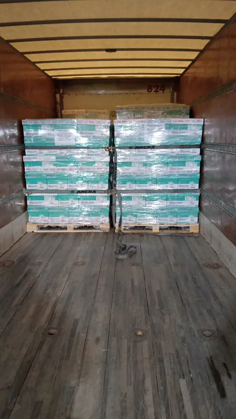Tarimas emplayadas y sujetas con bandas dentro de la caja