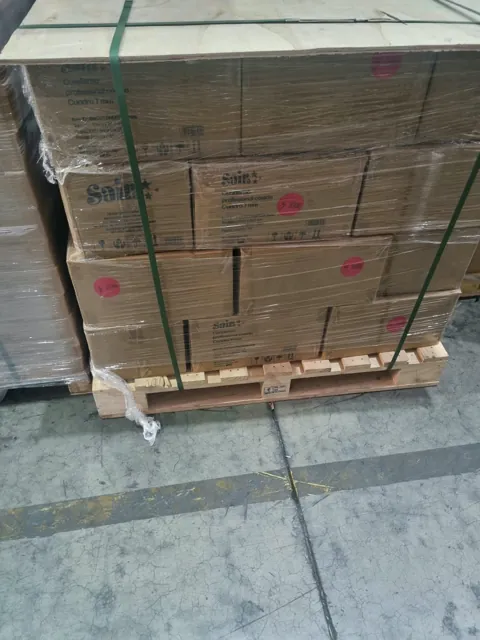 Tarima de cuadernos emplayada y flejada en almacén del cliente