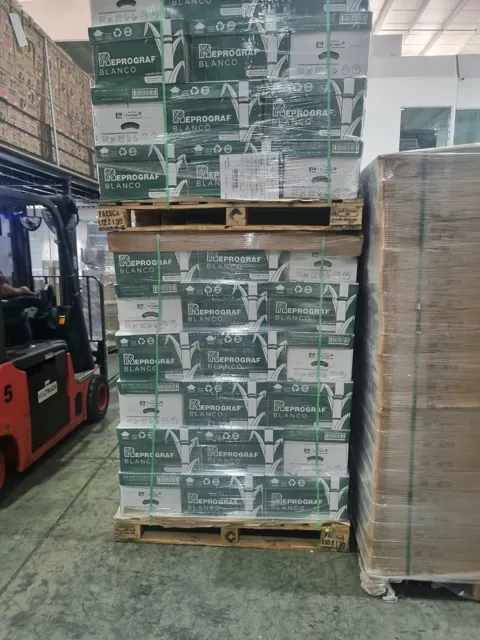 Tarimas de papel emplayadas y flejadas listas para cargar